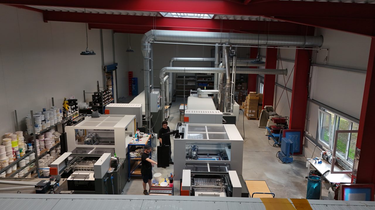 Blick von oben in die Siebdruckproduktion von Logotex Europe