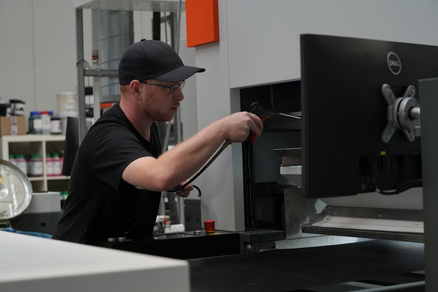 Mitarbeiter bei der Qualitätskontrolle in der Produktion