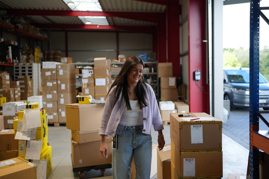 Versandvorbereitung im Warenausgang von Logotex Europe