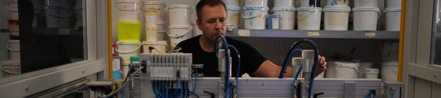 Mitarbeiter am Siebdruckkarussell in der Produktion von Logotex Europe
